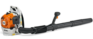Stihl BR 200 Lövblås: En kraftfull och ergonomiskt designad lövblås med orange och vit motor, långt svart munstycke och handtag för enkel användning.