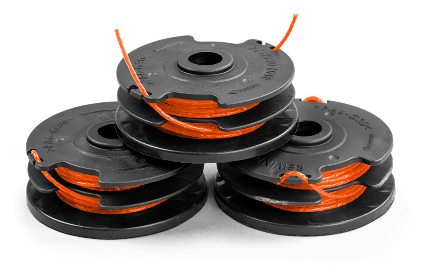 Bild på ett 3-pack Husqvarna Spole med A15B lina, som visar svarta spolar med orange trimningslina utstående. Denna produkt är avsedd för effektiv och jämn trimning och är kompatibel med Husqvarna 110iL.
