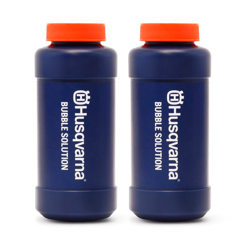 Två blå flaskor märkta 'Husqvarna bubble solution (Bubbel-lösning)' med orange lock
