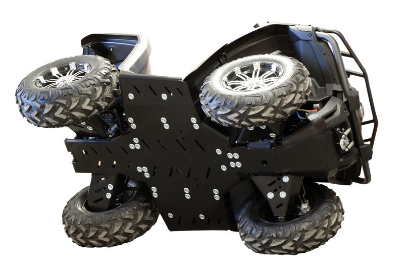 Hasplåt CF Moto 625 Plast Kort monterad på en ATV med skyddade underdelar och robusta hjul