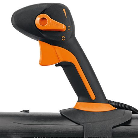 Stihl BR 200 Lövblås: Närbild av den ergonomiska designen av ENGREPPSREGLAGE med tydliga markeringar och en orange utlösarknapp för enkel hantering.