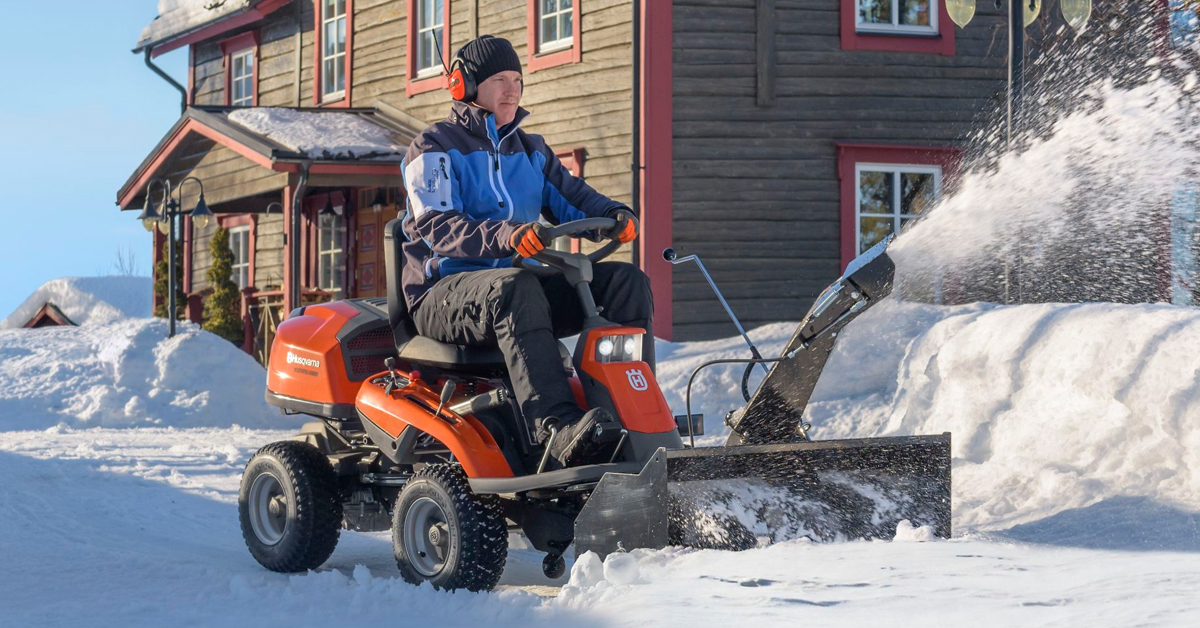 Användningsområden till din åkgräsklippare snöplogning