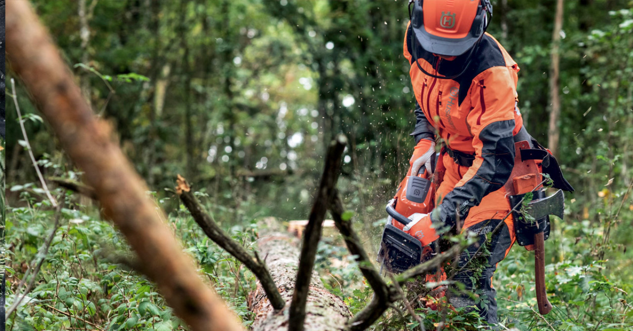 Husqvarna motorsåg 550 Mark II i skogen