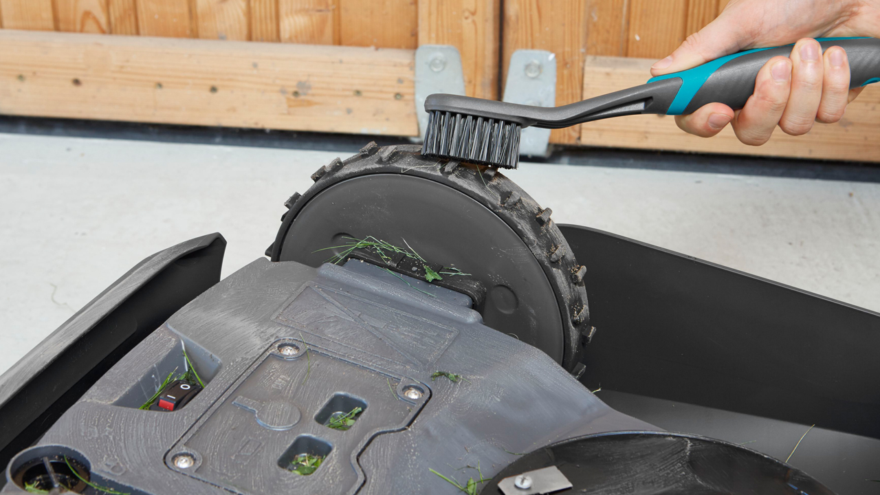 Alternativ bild 2 för Gardena Underhålls- och rengöringssats för robotgräsklippare
