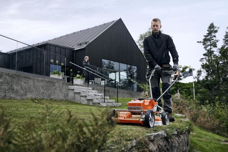 Husqvarna LB 553iV Gräsklippare in action