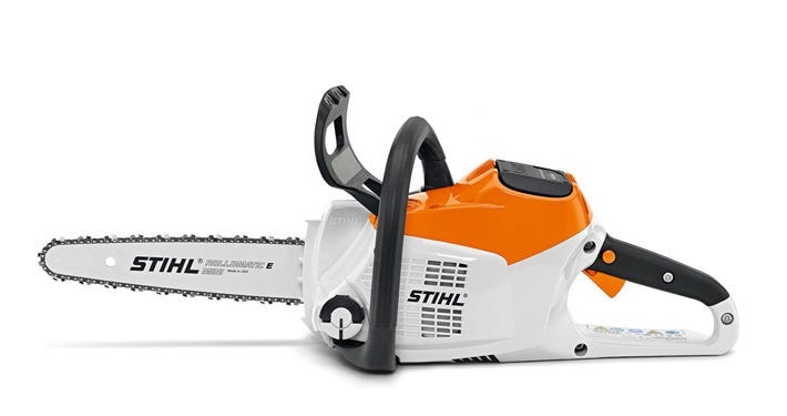 Stihl MSA 160 C-BQ Batterimotorsåg med vit och orange design, utrustad med en robust kedja och ergonomiska handtag för effektivt och säkert arbete