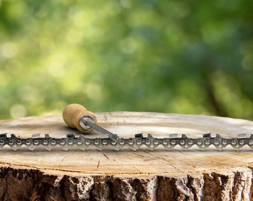 En annan närbild av en motorsågskedja på en träyta med fokus på kedjans länkar samt ett filningsverktyg