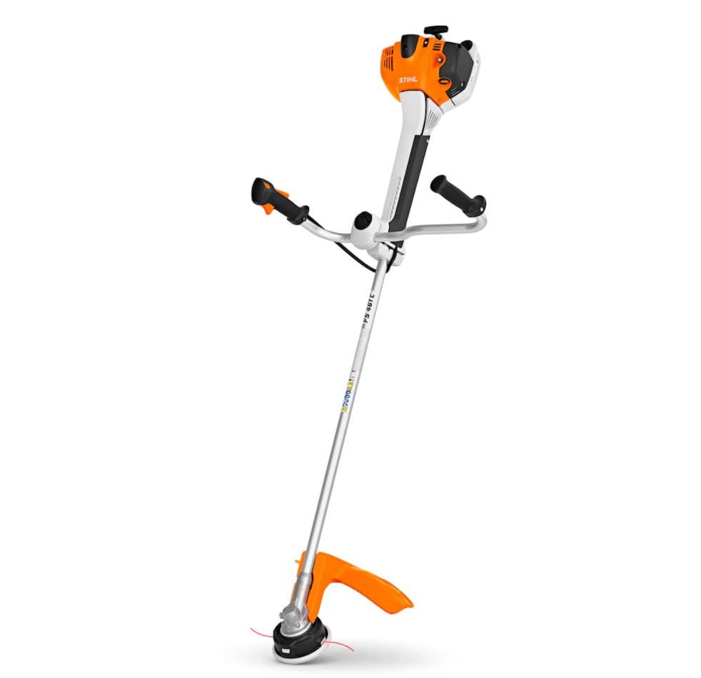 En kraftfull orange och vit STIHL FS 461 C-EM röjsåg med ergonomisk design och en bensindriven 2-MIX motor. Röjsågen är utrustad med en skärtråd för effektiv gräsröjning och lättstartsystem för enkel användning. Idealisk för professionella gräsröjare, trädgårdsmästare och fastighetsägare som kräver hög prestanda och pålitlighet.