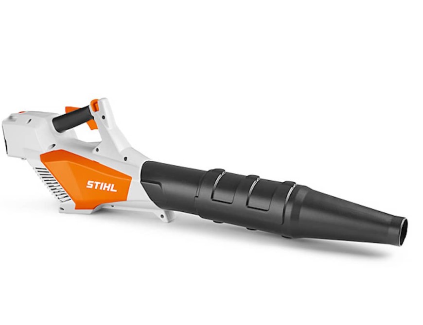 Stihl Leksakslövblås: En färgstark och verklighetstrogen leksakslövblås i vitt, orange och svart design, perfekt för barn att efterlikna trädgårdsarbetet på ett säkert sätt. Leksaken har justerbara funktioner som ett blåsrör och säkerhetsknappar, och ger en känsla av äkta trädgårdsarbete.