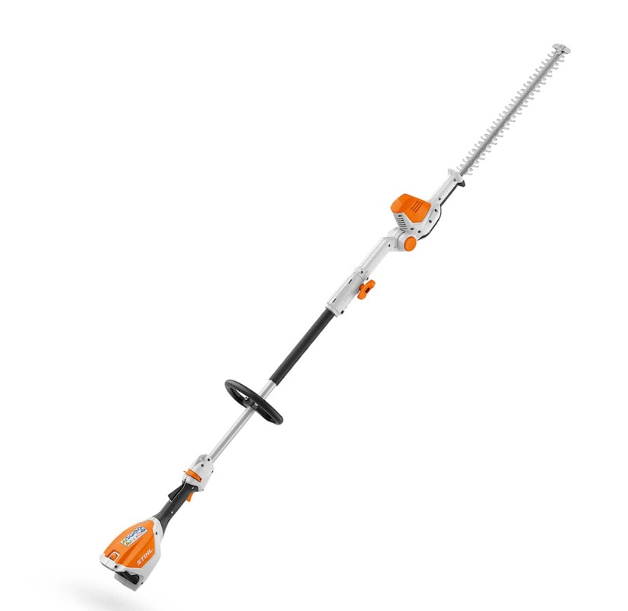 En Stihl HLA56 Stånghäcksax Batteri med ett långt, delbart skaft och en enkelsidigt slipad kniv. Denna batteridrivna häcksax är idealisk för hemmaträdgårdar, med flexibilitet och precision för att klippa både höga och låga häckar. Den har även ett ergonomiskt loophandtag och justerbar knivvinkel mellan -45° till +90° för mångsidig användning.