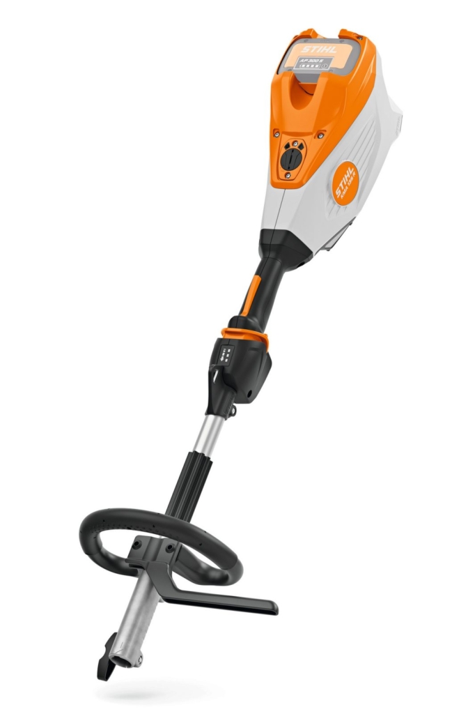 Stihl KMA 135 R Kombimaskin Batteridriven KombiMaskin KMA 135 R: En riktig multitalang Om du arbetar professionellt med trädgårds- och landskapsvård eller har många olika uppgifter att utföra inom en kommunal verksamhet och vill arbeta så flexibelt som möjligt, är STIHL KMA 135 R det perfekta valet. Denna batteridrivna KombiMotor är kompatibel med alla STIHL KombiVerktyg – det enda du behöver göra är att ansluta rätt verktyg till kopplingsstycket efter behov. Den kraftfulla EC-motorns hastighet justeras steglöst via reglaget på handtaget. Du kan välja mellan tre förinställda hastighetslägen, där ett fungerar som energisparläge. Eftersom motorn i STIHL KMA 135 R dessutom är mycket tystgående kan du arbeta i ljudkänsliga miljöer utan hörselskydd. För ökad livslängd är motorn utrustad med ett luftfilter med metallgaller, vilket ger optimal kylning och är enkelt att rengöra. STIHL KMA 135 R har ett loophandtag med skyddsbygel som ger stor rörelsefrihet, även i trånga utrymmen. Skyddsbygeln ser till att dina fötter och ben inte kommer för nära verktyget. Alla batteridrivna maskiner i STIHL AP-systemet är utvecklade för professionellt bruk och dagligt arbete, även under tuffa väderförhållanden som regn. I vår översikt över batteritid och laddningstider kan du se hur länge du kan arbeta med din STIHL KMA KombiMotor och hur lång tid det tar att ladda batteriet. KMA 135 R UTRUSTNING OCH FUNKTION Produktens utseende och faktiska egenskaper kan skilja sig från bilderna. EFFEKTIV MED LÅGT UNDERHÅLLSBEHOV. Tack vare kompakt konstruktion, låg vikt och hög verkningsgrad gör EC-motorn att du kan arbeta energieffektivt. Dessutom har motorn lång livslängd. DIREKT STRÖMFÖRSÖRJNING I MASKINEN. På den här maskinen kan du sätta valfritt batteri från STIHL AP-systemet direkt i motorhuset. Det ger ökad rörlighet och flexibilitet under arbetet. OPTIMAL MOTORKYLNING. Luftfiltret med fin metallväv renar luften och åstadkommer på så sätt en bra motorkylning. Eftersom det dessutom är lätt att rengöra på egen hand har det lång livslängd. LUFTFILTER MED METALLVÄV ENKELT ATT JUSTERA MASKINENS EFFEKT. Anpassa maskinens varvtal snabbt och bekvämt efter den aktuella arbetssituationen. Vid låga varvtal minskar du energianvändningen och förlänger därmed batteriets livslängd. På det praktiska manöverhandtaget med varvtalsreglering gör du önskad inställning utan att byta grepp eller avbryta arbetet. OPTIMERAD ANVÄNDNING AV MASKINEN. Tack vare STIHL connected har du alltid överblick över din maskinpark och får automatiskt maskindata som ålder, drifttimmar och servicestatus. På så sätt kan du bestämma en perfekt storlek och sammansättning av maskinparken byggt på fakta, eftersom maskinparkens utnyttjandegrad blir tydlig. När Smart Connector en gång har tagits i drift samlar den in alla data som behövs och överför dem till en mobil enhet eller till STIHL connected Box. I STIHL connected-appen och i STIHL connected-portalen har du tillgång till alla registrerade maskindata för visning och utvärdering. FÖR SÄKERT ARBETE I TRÅNGA UTRYMMEN. Loophandtaget gör maskinen lätt att manövrera även i trånga utrymmen. Säkerhetsbygeln skyddar dig: Fötter och ben kan inte komma för nära knivar eller trimmerhuvuden under arbetet. KONSTANT EFFEKT OAVSETT BATTERIETS LADDNINGSSTATUS. Med andra märken av sladdlösa verktyg sjunker vanligtvis effekten under användning när batteriet blir mer och mer urladdat. Detta är inte fallet med STIHL batteridrivna verktyg med CONSTANT POWER. Tack vare den intelligenta elektroniken arbetar ditt STIHL verktyg med en konstant hög effektnivå. CONSTANT POWER SKYDD FÖR STRILVATTEN. IPX-skyddsklasserna definierar fuktskyddet för elektriska eller elektroniska apparater. Testet för fuktskydd definieras i olika steg. IPX4-certifiering innebär att produkten är skyddad mot strilande vatten från alla vinklar. Batteridrivna verktyg med denna certifiering är därför avsedda för daglig användning, även i regniga förhållanden.